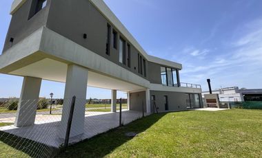 Casa en venta en rotonda con vista a la laguna | Área 11, San Sebastián, Loma Verde, Zelaya, Escobar