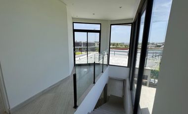 Casa en venta en rotonda con vista a la laguna | Área 11, San Sebastián, Loma Verde, Zelaya, Escobar
