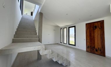 Casa en venta en rotonda con vista a la laguna | Área 11, San Sebastián, Loma Verde, Zelaya, Escobar