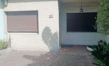 Casa de 3 plantas con local comercial en Moron