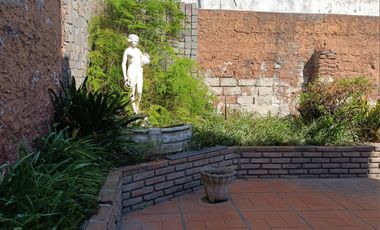 Casa de 3 plantas con local comercial en Moron