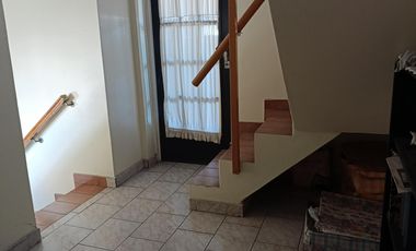 Casa de 3 plantas con local comercial en Moron