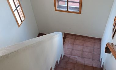 Casa de 3 plantas con local comercial en Moron