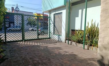 Casa de 3 plantas con local comercial en Moron