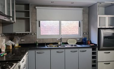 Casa de 3 plantas con local comercial en Moron