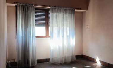 Casa de 3 plantas con local comercial en Moron