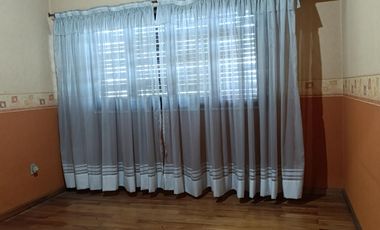 Casa de 3 plantas con local comercial en Moron