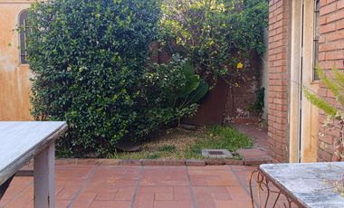 Casa de 3 plantas con local comercial en Moron