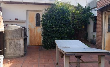 Casa de 3 plantas con local comercial en Moron