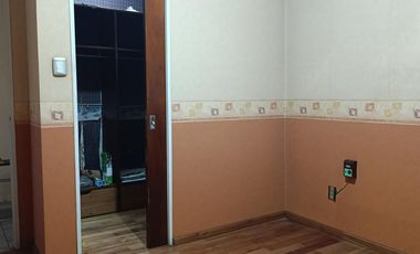 Casa de 3 plantas con local comercial en Moron