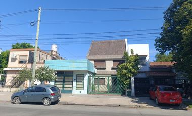 Casa de 3 plantas con local comercial en Moron