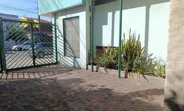 Casa de 3 plantas con local comercial en Moron