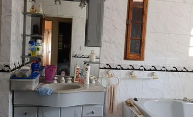 Casa de 3 plantas con local comercial en Moron