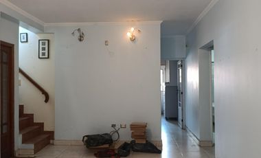 Casa de 3 plantas con local comercial en Moron