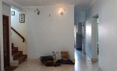 Casa de 3 plantas con local comercial en Moron