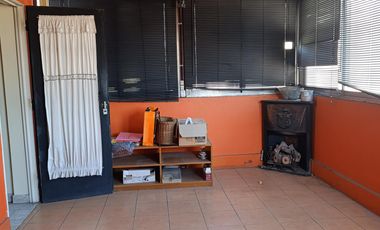 Casa de 3 plantas con local comercial en Moron