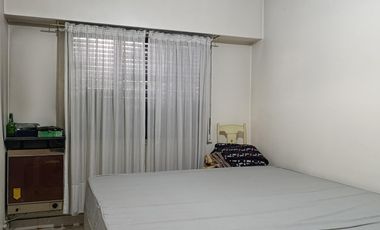 Casa de 3 plantas con local comercial en Moron