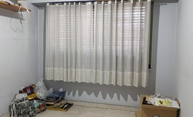 Casa de 3 plantas con local comercial en Moron