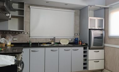 Casa de 3 plantas con local comercial en Moron