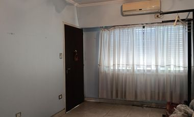 Casa de 3 plantas con local comercial en Moron