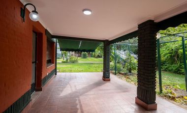 CASA QUINTA EN UBAJAY CON PARQUE A LA LAGUNA