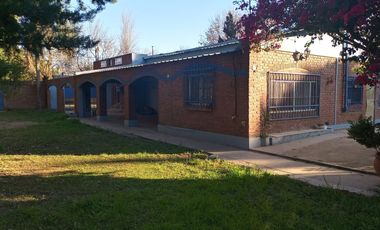 CASA QUINTA CON CANCHA DE TENIS EN SAUCE