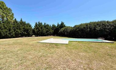 GRAN TERRENO EN VENTA CON PILETA Y QUINCHO 1949 M2