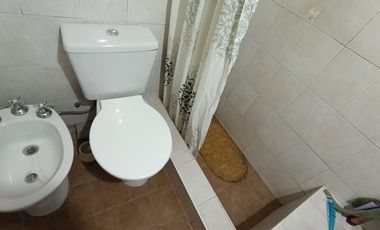 VENTA CASA 3 AMB C/QUINCHO + DPTO 2 AMB .LIBERTAD
