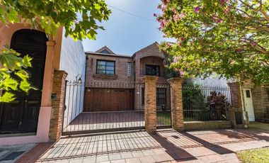 Venta Casa 8 ambientes en Lomas de Zamora