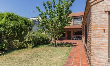 Venta Casa 8 ambientes en Lomas de Zamora
