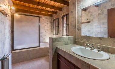 Venta Casa 8 ambientes en Lomas de Zamora