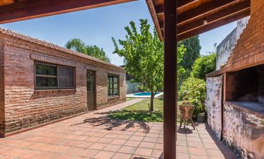 Venta Casa 8 ambientes en Lomas de Zamora