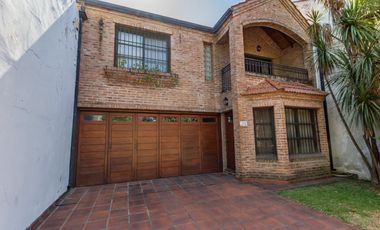 Venta Casa 8 ambientes en Lomas de Zamora