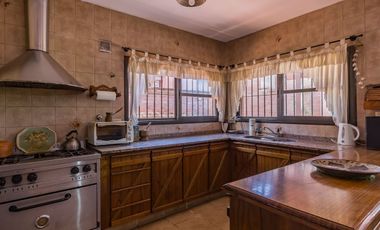 Venta Casa 8 ambientes en Lomas de Zamora