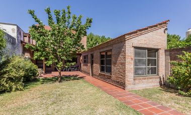 Venta Casa 8 ambientes en Lomas de Zamora