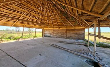 Terreno 12mts x 52,6mts, con Quincho en Cayastá