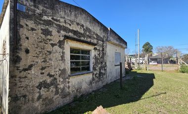 VENTA CASA A REFACCIONAR SOBRE AVENIDA
