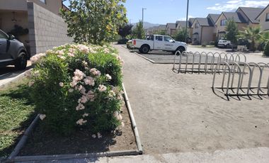 CASA EN PORTONES DE CHICUREO CON PISCINA