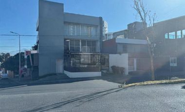 Edificio con dos Lofts, Local comercial y Estacionamientos