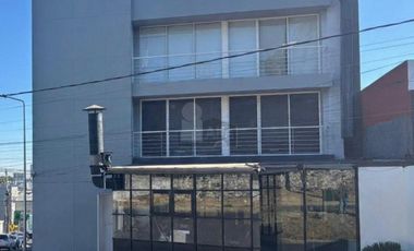 Edificio con dos Lofts, Local comercial y Estacionamientos