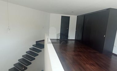 Edificio con dos Lofts, Local comercial y Estacionamientos