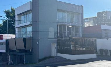 Edificio con dos Lofts, Local comercial y Estacionamientos
