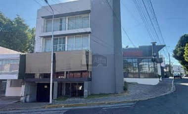 Edificio con dos Lofts, Local comercial y Estacionamientos