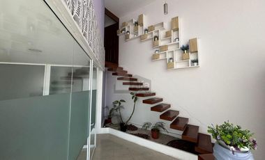 Edificio con dos Lofts, Local comercial y Estacionamientos
