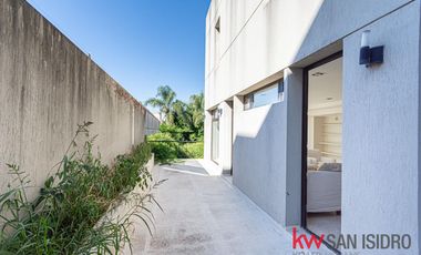 Casa en venta, 4 dormitorios en Barrio Parque, reciclado, con pileta y escritorio