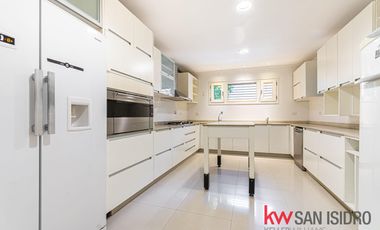 Casa en venta, 4 dormitorios en Barrio Parque, reciclado, con pileta y escritorio