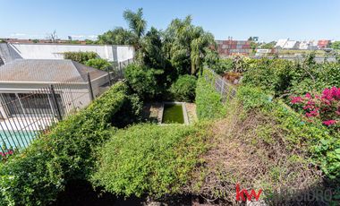 Casa en venta, 4 dormitorios en Barrio Parque, reciclado, con pileta y escritorio