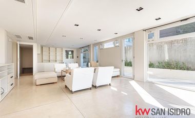 Casa en venta, 4 dormitorios en Barrio Parque, reciclado, con pileta y escritorio