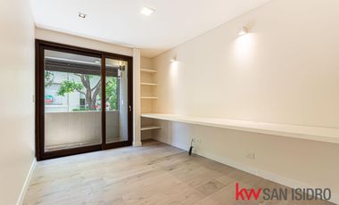 Casa en venta, 4 dormitorios en Barrio Parque, reciclado, con pileta y escritorio