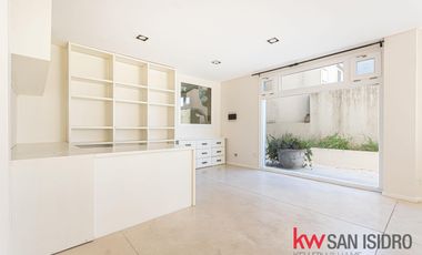 Casa en venta, 4 dormitorios en Barrio Parque, reciclado, con pileta y escritorio